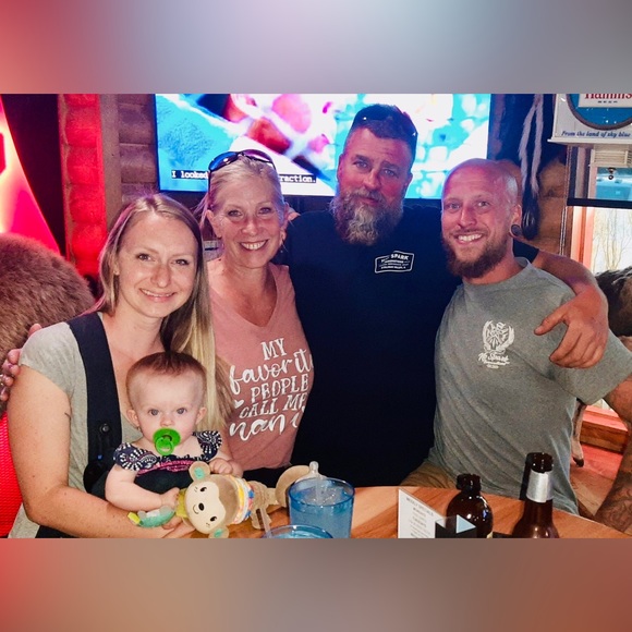 Meet your Poshers, Claudia & Kelly - Picture 4 of 10